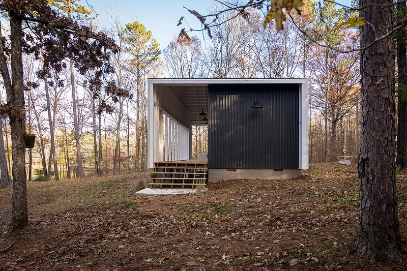 Tiny House with a Spacious Balcony, 8 Rooms, and Affordable Cost